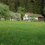 Am Waldesrand 2*