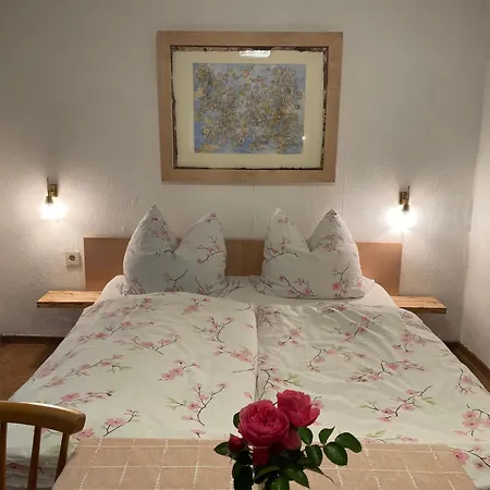 Am Waldesrand Bed and Breakfast 2*