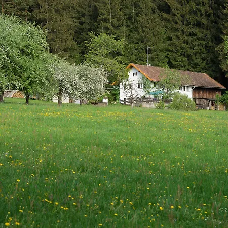 Am Waldesrand 2*
